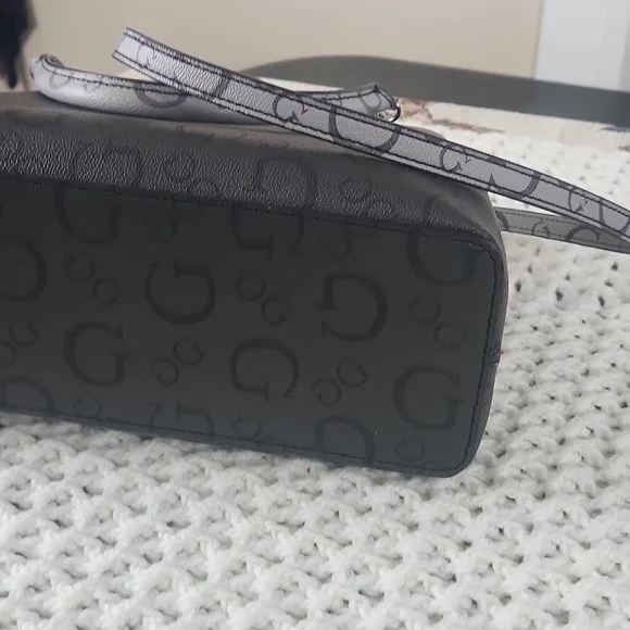 Guess shoulder or crossbody bag with 3 compartments with two snap closure and zi - Picture 7 of 11